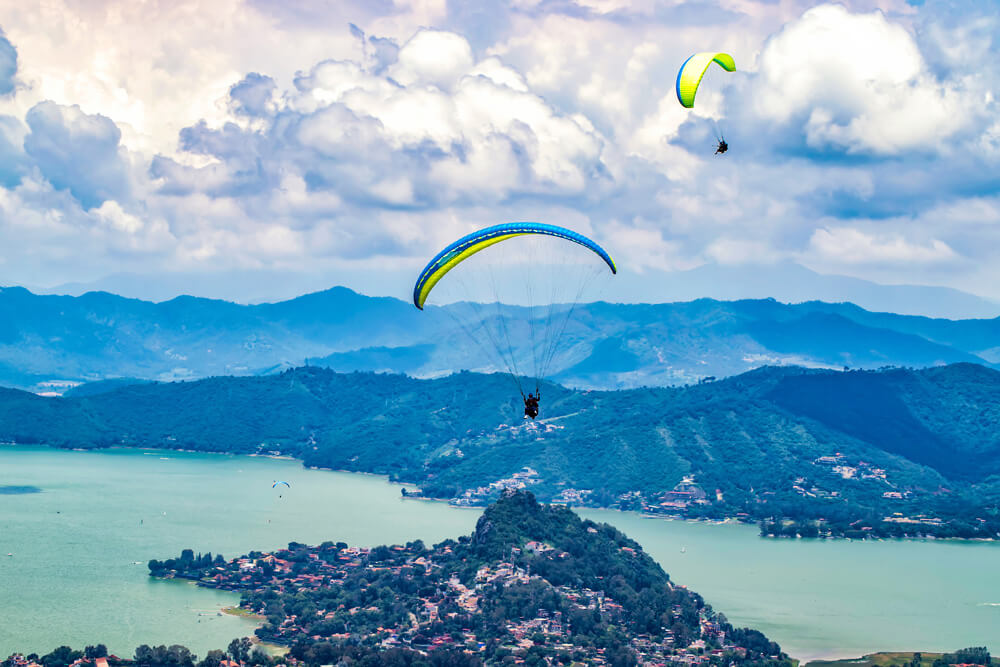 paragliders over valle de bravo